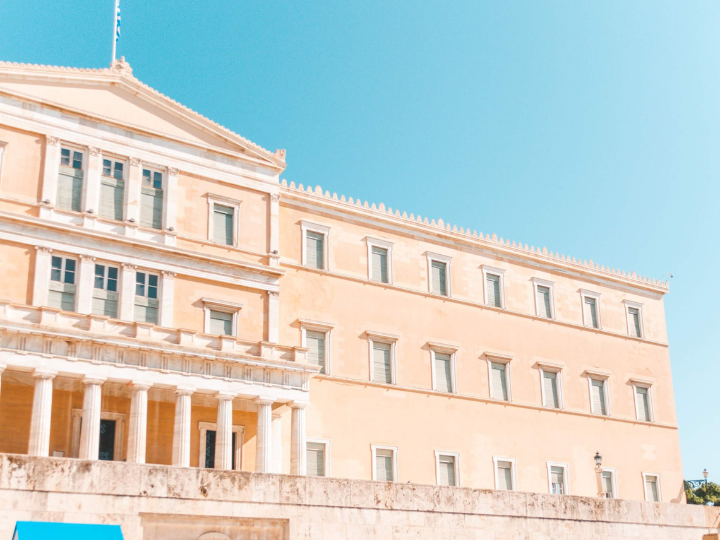 Στο πλαίσιο του νόμου παρέχονται κίνητρα για κάθε μορφής μετασχηματισμούς (συμπεριλαμβανομένης της εισφοράς ατομικής επιχείρησης) σε εταιρεία οποιασδήποτε μορφής, καθώς και συνεργασίες προσώπων, είτε με τη μορφή δεσμευτικών συμβάσεων-συμφωνιών είτε με την από κοινού ίδρυση νέων εταιρειών.