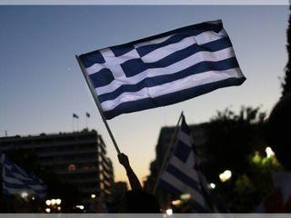 Τα δε κρατικά και ιδιωτικά χρέη έχουν χτυπήσει επίπεδα ρεκόρ με τις κεντρικές τράπεζες να έχουν φουσκώσει τους ισολογισμούς τους με ότι ’’αξίες’’ αγόρασαν από τις εμπορικές (ποσοτική χαλάρωση) και στις οποίες παρείχαν χρήμα που δεν έφθασε στην παραγωγή και το εμπόριο(και οι οποίες εμπορικές ακόμα δεν ξεκαθάρισαν τα χαρτοφυλάκια τους και δεν απομοχλεύθηκαν από τον αέρα που έπαιζαν,ούτε απαλλάχθηκαν εντελώς απο τα κόκκινα δάνεια που παρείχαν).