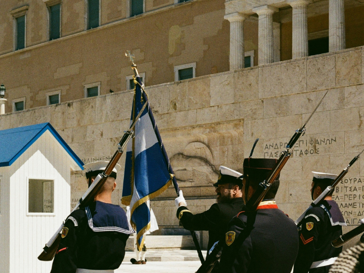 Το κοινωνικό συμβόλαιο της Μεταπολίτευσης που παρότι τροποποιήθηκε πολλές φορές τα πενήντα αυτά χρόνια, φέρει ακόμη τα χρώματα της περιόδου 1981-1989, τέθηκε, όπως σημειώθηκε, υπό ριζική αμφισβήτηση κατά την περίοδο των μνημονίων και ακόμη δεν έχει συναφθεί ένα νέο ολοκληρωμένο, ισορροπημένο και συμπεριληπτικό κοινωνικό συμβόλαιο.