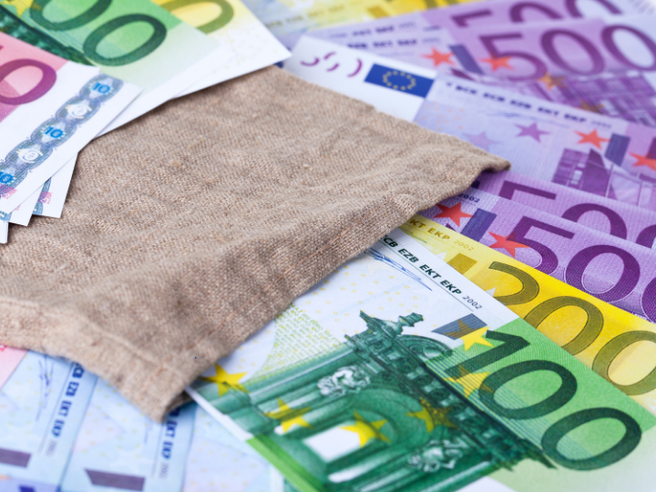 Γιατί μπορεί το ταμείο να γεμίζει κάθε χρόνο με το δημοσιονομικό νοικοκυριό εδώ και 5-6 χρόνια, αλλά τα παιδιά μας δεν φταίνε σε τίποτα να πληρώσουν αύριο τους σημερινούς εξωραϊσμούς, τις ανέξοδες υποσχέσεις και τα αισιόδοξα συνθήματα.