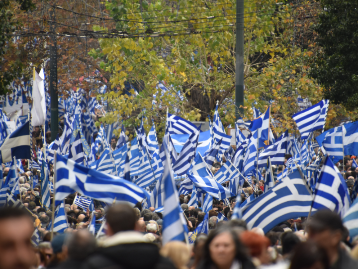Επειδή ενός κακού, όπως αυτού του ξέφραγου αμπελιού της παιδείας, μύρια έπονται, βλέπουμε τη βία να απλώνεται, από το γυμνάσιο, ακολουθεί η οπαδική βία και φτάνουμε πανεπιστημιακή βία, καλό θα ήταν οι καθηγητάδες μας να ενώσουν τις φωνές τους.