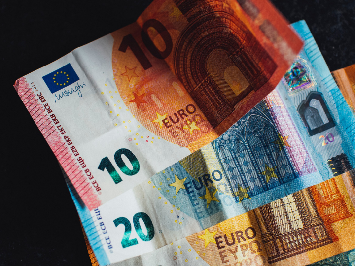 «Και μπορεί σε επίπεδο ισολογισμού τραπεζών τα «κόκκινα» δάνεια να έχουν μειωθεί, παραμένουν όμως στην οικονομία διότι η μείωσή τους το 2021 επιτεύχθηκε κυρίως μέσω τιτλοποιήσεων και μεταβιβάσεων σε servicers. »