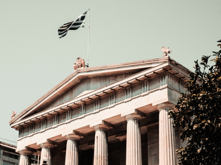 Η ελληνική οικονομία, εν πρώτοις, ανακάμπτει δυναμικά από τα μέσα του 2020 και μετά διότι είναι εκείνη η οποία, μεταξύ των οικονομιών της ευρωζώνης, είχε υποστεί (μαζί με την ιταλική και την ισπανική), την μεγαλύτερη αναλογικά κάμψη της δραστηριότητάς της και την μεγαλύτερη μείωση του ΑΕΠ, λόγω των αναγκαίων περιορισμών της πρώτης περιόδου της πανδημίας.