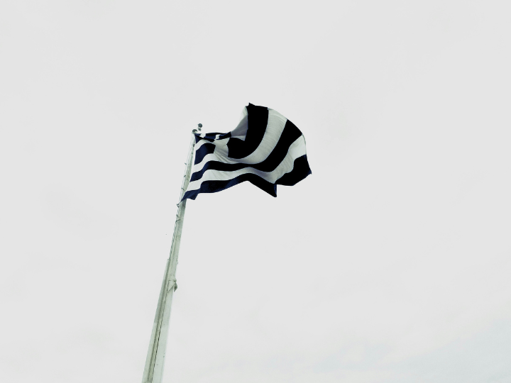 Όταν συνεπώς σε εθνικό επίπεδο οι συσχετισμοί γίνονται πιο «στενοί» και η πολιτική ζήτηση δείχνει να διχάζεται όχι μεταξύ αριστεράς και δεξιάς αλλά μεταξύ κέντρου και ακροδεξιάς/ άπω δεξιάς και κυρίως μεταξύ συστημικών και αντισυστημικών δυνάμεων, οι επιλογές γίνονται ακόμη πιο δύσκολες και πρέπει να έχουν πρακτικό περιεχόμενο από το οποίο, και όχι από τη ρητορική, απορρέει το αξιακό περιεχόμενό τους. Δεν υπάρχουν όμως επιλογές χωρίς κόστος και χωρίς διακινδύνευση.