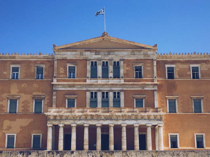 Αυτοί οι αλλοδαποί εργάτες γης πρέπει να αμείβονται ανθρώπινα, αλλά, παράλληλα, να εισφέρουν και στα έσοδα του κράτους, όπως όλοι υποτίθεται οι Έλληνες εργαζόμενοι, και στα ασφαλιστικά ταμεία, όπως όλοι υποτίθεται οι Έλληνες ασφαλισμένοι. 