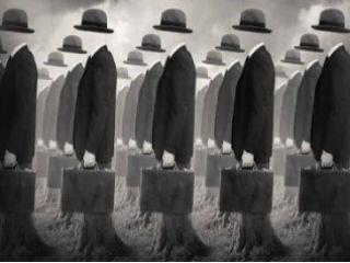 Ως «μυθική τάξη» ονομάζω εκείνο το μέρος της ελληνικής κοινωνίας που προόδευσε εικονικά, που απέκτησε εισοδήματα μέσω του κρατικοδίαιτου οικονομικού μοντέλου, μέσω του κόμματος και της πρόσβασης στις δημόσιες δομές χρηματοδότησης. Αναφέρομαι σε εκείνους τους νεόπλουτους που χωρίς ιδιαίτερες σπουδές και ταλέντο η τύχη τους βοήθησε για κάποια χρόνια και βρέθηκαν στην κατάλληλη θέση την κατάλληλη στιγμή, έστω επειδή άνοιξαν ένα μαγαζί ή έστησαν μια καλή μπίζνα (την οποία φυσικά δεν θεώρησαν ότι μπορεί και να είχε ημερομηνία λήξεως) και μπορούσαν να καταναλώνουν αγαθά και υπηρεσίες όπως και οι παραδοσιακοί έχοντες και κατέχοντες. Αυτός ήταν και ο στόχος τους, αυτός ήταν ο υποσυνείδητος σκοπός τους: να νιώσουν ότι ανήκουν στην ανώτερη τάξη, εκείνη την αστική τάξη που ουσιαστικά δεν υπήρχε ποτέ (σημ. πρόκειται για την μεγάλη έλλειψη της σύγχρονης νεοελληνικής πραγματικότητας).