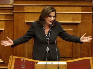  Όπως μάλιστα χαρακτηριστικά επισημαίνεται και στην Έκθεση της Τράπεζας της Ελλάδος για τη Νομισματική Πολιτική 2016 - 2017, το γεγονός αυτό οδήγησε σε “σημαντική μείωση των επενδύσεων”, συμπέρασμα στο οποίο εύκολα θα μπορούσε να καταλήξει κανείς παρατηρώντας αρκετούς επιμέρους δείκτες της αγοράς. Σύμφωνα μάλιστα με τα στοιχεία της ΕΛΣΤΑΤ (Εθνικοί Λογαριασμοί), το δεύτερο τρίμηνο του 2017, οι ιδιωτικές επενδύσεις μειώθηκαν κατά 17,1%. Αν σ’ αυτό το ήδη αποτρεπτικό για επενδύσεις πλαίσιο συνυπολογίσει κανείς την αύξηση των φορολογικών βαρών, αντιλαμβάνεται το ασφυκτικό περιβάλλον στο οποίο βρίσκονται σήμερα χιλιάδες επιχειρήσεις και νοικοκυριά στη χώρα. Ταυτόχρονα, η Κυβέρνηση αδυνατεί να σχεδιάσει και να εφαρμόσει ένα ολοκληρωμένο αναπτυξιακό σχέδιο, που θα διασυνδέει τους διαθέσιμους πόρους και θα μοχλεύει νέους, καθώς και τις διάσπαρτες δράσεις, με στόχο την παραγωγική ανασυγκρότηση της οικονομίας.