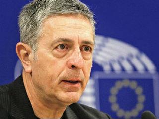 Στην ερώτησή του, ο Στέλιος Κούλογλου, επισήμανε ότι οι ακυρώσεις αυτές επηρεάζουν 400.000 επιβάτες, ενώ ήδη η Αρχή Πολιτικής Αεροπλοΐας έχει απειλήσει με νομικές κυρώσεις την εταιρεία για παραβίαση σειράς ευρωπαϊκών κανονισμών. Επιπλέον, ο ευρωβουλευτής ρώτησε την Ευρωπαϊκή Επιτροπή, τι γνωρίζει για τις εργασιακές συνθήκες στην Ryanair και για τις επιπτώσεις τους στην ασφάλεια των επιβατών και πως προτίθεται να διασφαλίσει τα δικαιώματα του ταξιδιωτικού κοινού απέναντι σε τέτοιες κακές πρακτικές.