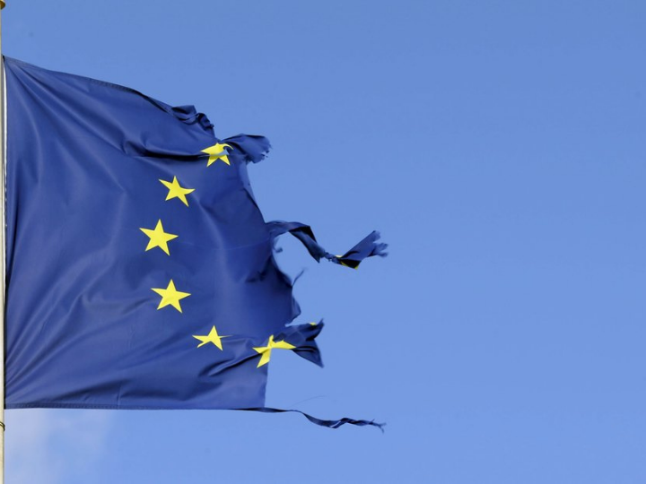 «Το 2020, η ΕΕ απέρριψε την πολιτική λιτότητας υπέρ ενός Ταμείου Ανάκαμψης με αναδιανεμητικά στοιχεία, το οποίο αύξησε τον επταετή προϋπολογισμό της ΕΕ στα 1.8 τρισεκατομμύρια ευρώ (2.1 τρισεκατομμύρια δολάρια). Ο πράσινος και ψηφιακός μετασχηματισμός της οικονομίας φάνηκε να σηματοδοτεί την ανασύσταση του ευρωπαϊκού μοντέλου.»