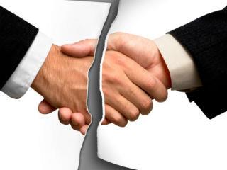 Στο Ελληνικό, στις Σκουριές, την επένδυση της NCH Capital στην Κέρκυρα, ή ακόμα και μικρές/μικρότερες σε αιολικά πάρκα σε ξερονήσια και βουνοκορφές, αλλά ακόμη και την θρυλούμενη από το 2012 επένδυση στην Ζάκυνθο του Χαμάντ μπιν Χαλίφα ελ Θάνι, εμίρη του Κατάρ –απογοητευμένου φιλέλληνα ο οποίος, αν δεν έχω χάσει κάποιο επεισόδιο, ακόμη περιμένει απάντηση σε τρεις επιστολές του από τον Πρωθυπουργό για «τα επαναλαμβανόμενα εμπόδια … που θα ήτο δυνατόν να ερμηνευθούν ως αρνητική ανταπόκριση από το Ελληνικό Δημόσιο προς την θετική προσέγγιση του κράτους του Κατάρ».