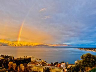 Η Αιγιώτικη κοινωνία πάντοτε ανοιχτή στα ρεύματα των καιρών, με ευρείς ορίζοντες σκέψης, μόλις στα μέσα του 19ου αιώνα δέχτηκε στους κόλπους της , εκτίμησε και αγάπησε ένα  Ιταλό γιατρό. Όχι μόνο αυτό, αλλά τον ανέδειξε με την έκφραση της εμπιστοσύνης,  σε πρώτο πολίτη, σε δήμαρχο Αιγίου. Πρόκειται για  τη φωτεινή μορφή του Ινοκέντιου Ρωμανιόλη.