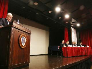  «Στην χώρα μας», τόνισε ο κ. Ευάγγελος Βενιζέλος, «υπάρχει μεγάλο αντιεπενδυτικό βάρος και σε αρκετές περιπτώσεις, ενώ το κράτος θέλει να στηρίξει επενδύσεις, κάποιες τοπικές κοινωνίες αντιδρούν αρνητικά». 