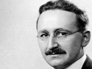 Κατά τον Φ.Α. Χάγιεκ, στον πελατειακό καπιταλισμό η τάξη αναδύεται μόνον από πάνω προς τα κάτω και όχι από κάτω προς τα πάνω. Έτσι, η πολιτική εξουσία έχει τον σχεδόν απόλυτο έλεγχο της διαθέσεως των πόρων, γεγονός που πλήττει άμεσα τις δυνατότητες ελεύθερων ατομικών αποφάσεων.