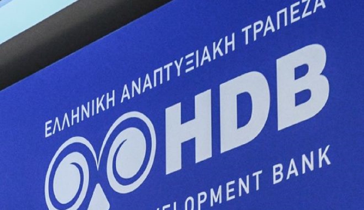 Η απόφαση αυτή εντάσσεται στο πλαίσιο της εθνικής στρατηγικής για τη θωράκιση της εταιρικής διακυβέρνησης και τη διεύρυνση της θεσμικής αξιοπιστίας του οργανισμού. Υπό την εποπτεία του Αναπληρωτή Υπουργού Οικονομικών, κ. Νίκου Παπαθανάση, η ΕΑΤ προχωρά με στοχευμένες πρωτοβουλίες για ενίσχυση της διαφάνειας, της λογοδοσίας και της αξιοκρατίας στη λειτουργία της.