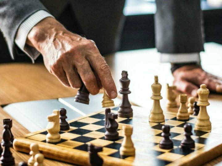 Συχνό φαινόμενο είναι οι οργανισμοί αλλά και οι άνθρωποι που τους διοικούν να συγχέουν την καλή διαχείριση με την Ηγεσία. Μία έρευνα του CIPD έδειξε ότι πολλές απαντήσεις που σχετίζονται με την Ηγεσία αφορούν στην πραγματικότητα το management.