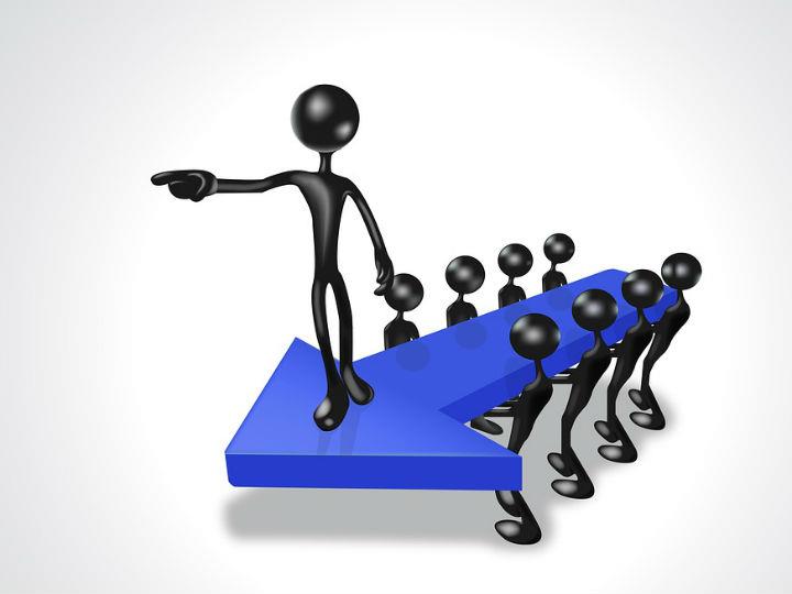 Αντίθετα με το συμβατικό υπόδειγμα της ηγεσίας όπου ο ηγέτης οδηγεί και ο λαός ακολουθεί, στο νεωτερικό υπόδειγμα (που εδράζεται στις ανθρωπιστικές και ψυχολογικές προσεγγίσεις), η ισχύς και η εξουσία, δεν αποτελούν αυτοσκοπό, αλλά σηματοδοτούν τον σεβασμό σε αξίες και αρχές.