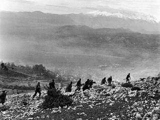 Οι συνθήκες που οικοδόμησε η πολιτική ευήθεια των νικητών του Εμφυλίου έδωσαν περιεχόμενο στην ημέτερη μυθολογημένη ηθική ανωτερότητα της Αριστεράς, σε βαθμό που ακόμη και η παραμικρή αμφιβολία και επιφύλαξη να λοιδορείται ως χυδαία αντικομμουνιστική προπαγάνδα. Όλες οι προειδοποιήσεις αγνοήθηκαν. Όλα τα αποδεδειγμένα, πλέον, από μαρτυρίες εκ των έσω, όλες οι παρελαύνουσες σπαταλημένες ζωές στην υπηρεσία μιας αυταπάτης περιφρονήθηκαν, όταν δεν θεωρήθηκαν υποβολιμαίες κατασκευές. 