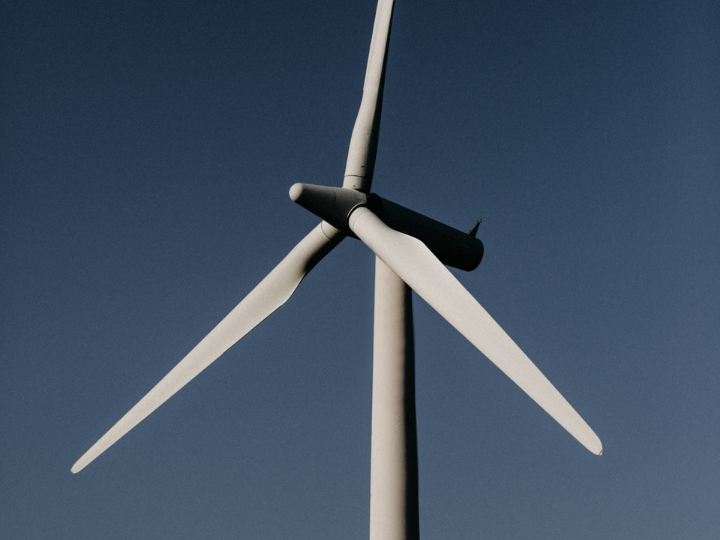«Η ελληνική κυβέρνηση στοχεύει το 2030 το 70% της ζήτησης ηλεκτρισμού να καλύπτεται από ανανεώσιμες πηγές.»