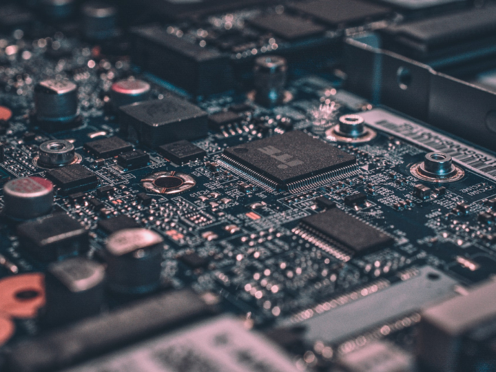 «Τα τσιπ ημιαγωγών (semicon-ductor chips) αποτελούν σήμερα, αδιαμφισβήτητα, την κρισιμότερη βιομηχανία στον κόσμο, όσον αφορά τη συλλογή δεδομένων, την αποθήκευση, την επεξεργασία και την αξιοποίηση πληροφοριών για οικονομικά και στρατιωτικά αμυντικά συστήματα, τηλεπικοινωνιακές υποδομές και πολλά άλλα.»