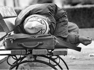 Η χώρα είναι ζωντανή νεκρή και κυκλοφορεί ανάμεσα στην «μητρόπολη» που λέγεται Ευρωζώνη, επιλέγοντας ως άστεγη να μην είναι σε κοινή θέα. Φωνάζουμε για το άδικο της θεραπείας και της λιτότητας που μας επέβαλλαν, «αναγκαζόμαστε» να συμφωνούμε σε αιώνια δανεικά, «αναγκαζόμαστε» να μειώνουμε το χαμόγελο μας, τα όνειρα μας, αλλά δεν αυτοκτονούμε. Δεν επιλέξαμε τον δρόμο της παράνοιας, τον εθνικό απομονωτισμό, τον σχεδόν σίγουρο «θάνατο». Μην απορείτε το γιατί αντέχουμε και δεν βγαίνουμε στους δρόμους να πάρουμε στο κυνήγι τους πάντες, Έλληνες και ξένους. 