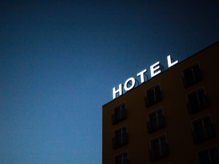 Αλυσίδες όπως η Hyatt, η Marriott και η One&Only, με εμπορικά σήματα που είτε έχουν παρουσία στη χώρα είτε αποκτούν για πρώτη φορά θέση στον εγχώριο ξενοδοχειακό χάρτη, ενισχύουν το αποτύπωμά τους προσφέροντας παροχές υψηλών προδιαγραφών ανά την Ελλάδα.