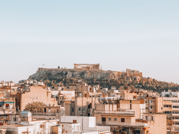 Η αγορά ακινήτων επηρεάζεται και από τη γενικότερη πορεία της οικονομίας, αλλά ταυτόχρονα πρέπει να έχουμε στο μυαλό μας ότι το καλό ακίνητο αποτελεί προστασία από τον πληθωρισμό, ενώ ταυτόχρονα έχει πολύ καλύτερη απόδοση από τα επιτόκια τραπεζών, ενώ μπορεί να έχει και υπεραξίες.