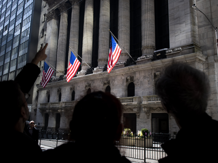 «Το δημόσιο χρέος των ΗΠΑ, από 17 τρισ. δολάρια το 2015 σήμερα ξεπερνά τα 27 τρισ. και παρά τις διακηρύξεις Τραμπ η απασχόληση στο δημόσιο αυξήθηκε και αυτή κατά 120.000 άτομα στην τετραετία της διακυβέρνησής του.»