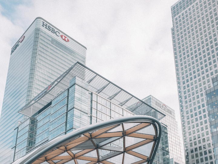 H HSBC αυξάνει τις εκτιμήσεις για τα καθαρά έσοδα από τόκους κατά 5% / 13% / 13% για το 2023 - 2025 κατά μέσο όρο, αναμένοντας πως τα κέρδη των τραπεζών θα αυξηθούν κατά 59% το 2023 από 47% προηγουμένως, με την υποχώρηση να είναι μικρότερη κατά 12% το 2024 έναντι 19% που προέβλεπε.