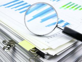 Και φτάσαμε στον Σεπτέμβριο του 2017, όταν η σημερινή αρμόδια υπουργός Όλγα Γεροβασίλη προώθησε νομοθετική ρύθμιση  για να «ξεπαγώσει» η αξιολόγηση των δημοσίων υπαλλήλων, όπως με αφοπλιστική ειλικρίνεια παραδέχθηκε μιλώντας την 1η Σεπτεμβρίου 2017 σε ραδιοφωνικό σταθμό. Δηλαδή, φιλοδοξεί να «ξεπαγώσει» μία μεταρρύθμιση, την οποία η ίδια, το κόμμα της, τα άλλα κόμματα και οι δημόσιοι υπάλληλοι την «πάγωσαν» επί χρόνια, παρουσιάζοντας τη διαδικασία αυτή ως μορμολύκειο για διαθεσιμότητες και απολύσεις, οι οποίες, μαζί με την αξιολόγηση, την παραγωγικότητα, την κινητικότητα και την αποδοτικότητα είναι οι πιο σιχαμερές λέξεις στην ελληνική «Σοβιετία».