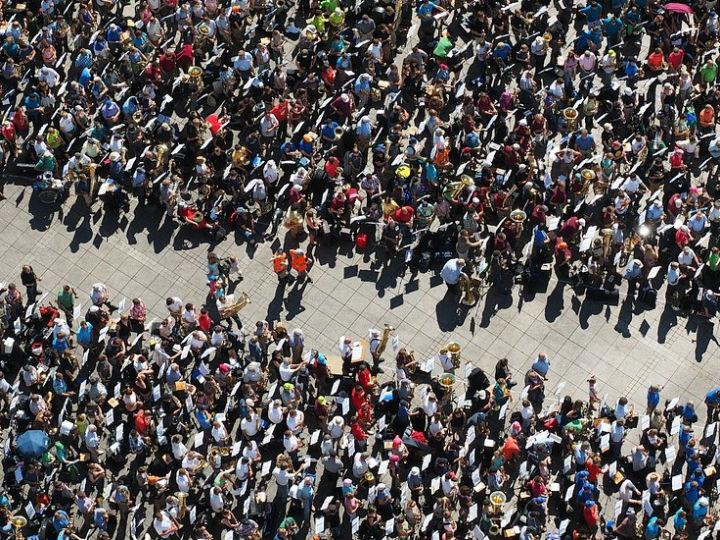 Οι δυσκολίες για την πραγματοποίηση της «αλλαγής πλεύσης», ώστε οι πολίτες να αναλάβουν τις ευθύνες, που τους αναλογούν, για την κατεύθυνση της πορείας των κοινωνιών, είναι πολλές και με «βαρύ φορτίο».