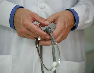 Ο Πανελλήνιος Ιατρικός Σύλλογος (ΠΙΣ) προτίμησε να σιωπήσει. Και οι ερωτήσεις που δικαίως τίθενται είναι: Θεωρεί ο ΠΙΣ ότι η ενέργεια των τούρκων συναδέλφων του δεν ήταν συμβατή με τις ανθρώπινες αξίες, την ηθική και την δεοντολογία που πρέπει να χαρακτηρίζει το ιατρικό επάγγελμα; Θεωρεί ο ΠΙΣ ότι η τουρκική κυβέρνηση και η τουρκική δικαιοσύνη καλώς έπραξαν συλλαμβάνοντας και φυλακίζοντας τους ιατρούς; 