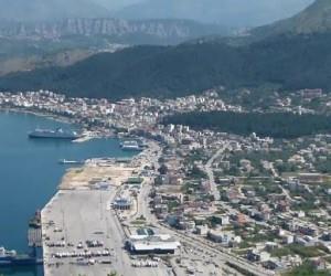 Θυμήθηκα ότι για τον Οργανισμό Λιμένος Αλεξανδρούπολης, για τον παραπάνω Οργανισμό Λιμένος Ηγουμενίτσας και τον Οργανισμό Λιμένος Καβάλας αναφερόταν σε όλους τους κρατικούς προϋπολογισμούς μετά το 2001 ότι θα αποκρατικοποιούνταν κατά 100!! Κι όμως, από τον τελευταίο κρατικό προϋπολογισμό, του 2020, δηλαδή, προκύπτει ότι εξακολουθεί να είναι και οι τρεις αυτοί μεγάλοι λιμένες στο μετοχολόγιο του ελληνικού Δημοσίου κατά 100%