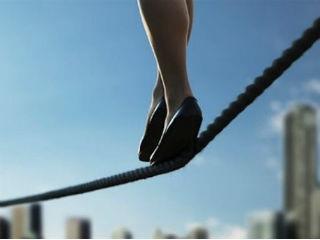 Δεν πρόκειται να ταχθώ με το μέρος της μιας ή της άλλης πλευράς. Θεωρώ πως τέτοια τοποθέτηση δικαιούνται μόνον όσοι έχουν τη δυνατότητα να γνωρίζουν (ή να πληροφορηθούν) με εγκυρότητα τόσο τα προσυμφωνημένα μεταξύ των επενδυτών και του δημοσίου, όσο και το τι έχει μεσολαβήσει μέχρι χθες. Με εικασίες ή με προκάτ απόψεις δεν βγαίνουν σωστά συμπεράσματα κι οι παρορμητικές αντιδράσεις (αγάπης ή μίσους προς οποιαδήποτε πλευρά) δεν οδηγούν σε σωστά συμπεράσματα. κατά συνέπεια, το μόνο που μπορώ να κάνω είναι να μοιραστώ με όσους ψύχραιμους έχουν απομείνει, μερικές στοιχειώδεις σκέψεις.