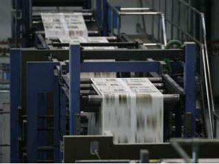 Αναφορικά με τα επαγγελματικά και κλαδικά έντυπα, είναι εντυπωσιακό το γεγονός ότι τα διαβάζει το 62% του γενικού κοινού, αν και η ανάγνωση αυτή αφορά έναν τίτλο με οποιαδήποτε συχνότητα. Πρέπει επίσης να τονιστεί ότι η πλειοψηφία των αναγνωστών εντοπίζεται στις δυναμικές ηλικιακές ομάδες, ενώ 6 στους 10 αναγνώστες διαθέτουν ανώτερη και ανώτατη μόρφωση. Είναι δε κατά κύριο λόγο ελεύθεροι επαγγελματίες και μισθωτοί. Ο μέσος χρόνος που αφιερώνεται για την ανάγνωση επαγγελματικών και κλαδικών περιοδικών είναι 40 λεπτά. Οι μισοί δε από τους αναγνώστες τους τα αρχειοθετούν –γεγονός που σημαίνει ότι μπορούν να προσφύγουν σε αυτά και μετά τον πρώτο χρόνο ανάγνωσής τους.