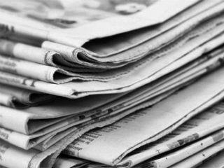 Όπως συμβαίνει συνήθως στην Ελλάδα η δυναμική ανάπτυξη των ΜΜΕ ήταν άναρχη και το οικονομικό και πολιτικό περιβάλλον στο οποίο πραγματοποιήθηκε προβληματικό. Να σημειώσουμε ότι από τα μέσα της δεκαετίας του ’90 είχε αρχίσει η κυκλοφοριακή και οικονομική αγωνία στο χώρο του Τύπου καθώς έχανε συνεχώς έδαφος σε όφελος των ιδιωτικών τηλεοπτικών σταθμών. 