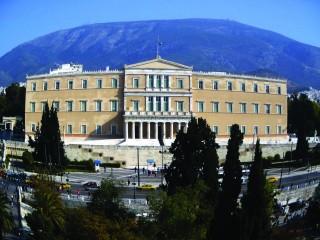 Σήμερα, η θεωρητι8κή ένδεια της δημόσιας σφαίρας συνοδεύεται από την εξασθένηση της καλλιτεχνικής έκφρασης. Στη σχεδόν δεκαετή κρίση, ελάχιστα τραγούδια γράφτηκαν που να αντλούν τη θεματική τους από αυτήν, όπως έκανε το λαικό τραγούδι τη δεκαετία του 1960 με τη μετανάστευση ή την κοινωνική ανισότητα. Ελάχιστες ελληνικές τηλεοπτικές σειρές ή κινηματογραφικές ταινίες περιγράφουν το άγχος της ανεργίας, τις επιπτώσεις της κρίσης στην καθημερινή ζωή της οικογένειας ή την αλλαγή στις σχέσεις μεταξύ των γενεών.