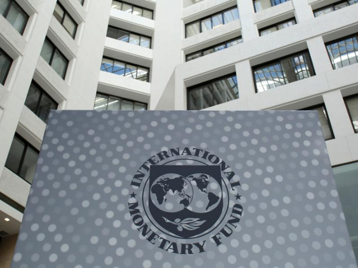 Η ανάκαμψη της παγκόσμιας οικονομίας φέτος θα έρθει μετά από μία ισχυρή συρρίκνωσή της κατά το 2020, την οποία το ΔΝΤ εκτιμά πάντως χαμηλότερα από τον Οκτώβριο και συγκεκριμένα στο 3,5% έναντι 4,4%, λόγω, όπως αναφέρει, της ισχυρότερης από την αναμενόμενη δυναμική στο δεύτερο εξάμηνο του περασμένου έτους.
