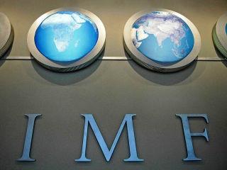 Με αυτό ως δεδομένο, έχει επανέλθει στην συζήτηση το ενδεχόμενο το Ταμείο –που επιμένει σε υψηλότερο δημοσιονομικό κενό σε σχέση με τους Ευρωπαίους, σε επώδυνες μεταρρυθμίσεις στα εργασιακά και είναι πιο απαισιόδοξο για το δημοσιονομικό αποτέλεσμα συγκεκριμένων μέτρων– να μην προσυπογράψει πλήρως την τρέχουσα αξιολόγηση.