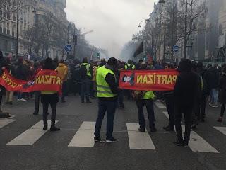 Οι γαλλικές υπηρεσίες, αποκάλυψαν ότι στο «ξεσήκωμα του κινήματος πολιτών» υπάρχει και ρωσικός δάκτυλος. Είναι δε γνωστό, από την άποψη αυτή ότι το Κρεμλίνο και οι δορυφόροι του στη Δυτική Ευρώπη, χρηματοδοτούν ακροδεξιές και αντιευρωπαϊκές οργανώσεις, στη δε Γαλλία διατηρούν άριστες φιλικές σχέσεις με την Μαριν Λεπέν και το κόμμα της, τον «Εθνικό Συναγερμό»