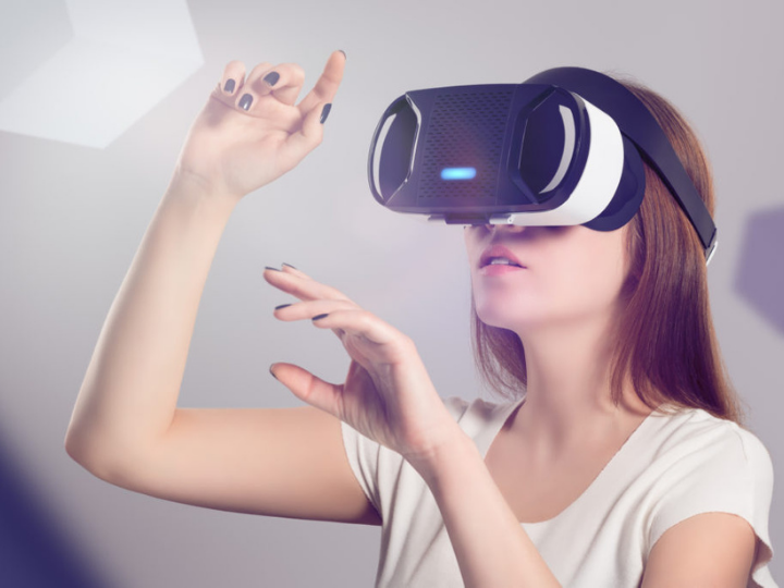 H immersive εμπειρία είναι «η αντίληψη του να είναι κανείς φυσικά/ σωματικά παρών σε έναν μη φυσικό κόσμο».