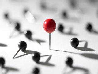 Οι κρατιστές κατορθώνουν μέχρι στιγμής να διατηρούν σχεδόν ανέπαφο το παναρμόδιο, γραφειοκρατικό κράτος (η μείωση του αριθμού των δημοσίων υπαλλήλων οφείλεται στην πρόωρη συνταξιοδότηση πολλών εξ αυτών, ενώ η κυβέρνηση κάνει ό,τι μπορεί για να τοποθετήσει ”ημετέρους’’ ως συμβούλους στρατηγικής, ιδρύοντας πρωθυπουργικό γραφείο στην Βόρειο Ελλάδα κ.ο.κ.). Ταυτοχρόνως προσπαθεί να στρέψει την προσοχή σε βάρος κάποιων ”μεγαλο-φοροφυγάδων’’, εντός ή εκτός διαφόρων λιστών. 