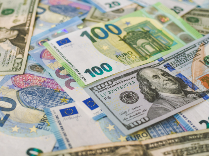 Στη διάρκεια της πανδημίας, η μεγάλη ρευστότητα που δημιούργησαν οι κεντρικές τράπεζες αγοράζοντας ομόλογα από το τραπεζικό σύστημα διοχετεύτηκε στην πραγματική οικονομία αντί να λιμνάζει στους ισολογισμούς των τραπεζών, όπως έγινε στη διάρκεια της παγκόσμιας χρηματοπιστωτικής κρίσης 2008-9.