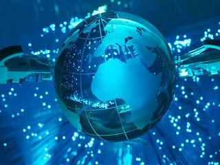 Ο Αντιπρόεδρος της Ευρωπαϊκής Επιτροπής κ. Άντρους Άνσιπ, αρμόδιος για την ψηφιακή ενιαία αγορά, δήλωσε σχετικά: «Η παραπληροφόρηση δεν είναι αποτελεί νέο μέσο πολιτικής επιρροής. Οι νέες τεχνολογίες, ιδίως οι ψηφιακές, έχουν διευρύνει, μέσω του διαδικτυακού περιβάλλοντος, την ικανότητά της να υπονομεύει τη δημοκρατία και την κοινωνία.Δεδομένου ότι η εμπιστοσύνη στο διαδίκτυο είναι εύκολο να κλονιστεί, αλλά δύσκολο να αποκατασταθεί, ο κλάδος πρέπει να συνεργαστεί μαζί μας στο θέμα αυτό. Οι διαδικτυακές πλατφόρμες μπορούν να διαδραματίσουν σημαντικό ρόλο στην προσπάθεια να καταπολεμηθούν οι εκστρατείες παραπληροφόρησης που οργανώνονται από άτομα και χώρες με στόχο να απειλήσουν τη δημοκρατία μας.» 