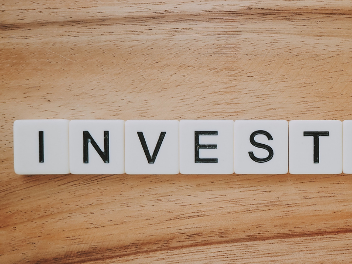 Το κόστος δανεισμού του Ελληνικού Δημοσίου από τις αγορές ομολόγων φαίνεται σαφώς ότι είναι συνδεδεμένο με την πιστοληπτική αξιολόγησή του, επισημαίνουν οι αναλυτές της ΤτΕ.