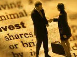 Το σίγουρο είναι ότι απαιτείται ανάπτυξη και μάλιστα σημαντική, εξωστρεφής και διατηρήσιμη, και όχι πυροτεχνήματα, τα οποία οι πολιτικοί γνωρίζουν πάντοτε να προσφέρουν. Μία τέτοια ανάπτυξη απαιτεί προσέλκυση παραγωγικών επενδύσεων, ιδίως από το εξωτερικό, όπου τα διαθέσιμα κεφάλαια είναι απεριόριστα.