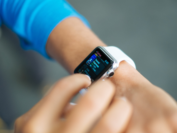 Body external: Πρόκειται για συσκευές που φοριούνται (wearables) όπως είναι τα apple ρολόγια για παράδειγμα με στόχο να παρακολουθούν την υγεία μας.