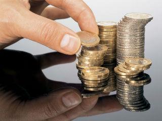 Είναι προφανές ότι παίζεται ένα παιχνίδι σε βάρος των πολιτών, που  κατά κυβερνητική παραδοχή έχουν κτυπηθεί αλύπητα. Το ότι η αγορά έχει καταρρεύσει, οι οφειλές προς το δημόσιο αυξάνονται κάθε μήνα κατά ένα δις και τώρα προσεγγίζουν τα 100 δις συνολικά, τα πλεονάσματα που προέρχονται από την στάση πληρωμών προς τους έχοντες λαμβάνειν από το δημόσιο και οι υποψήφιοι συνταξιούχοι που περιμένουν μάταια να εισπράξουν τα οφειλόμενα, δεν λέει τίποτα στους αξιωματούχους της κυβέρνησης, που είναι ευτυχείς μια και προσλαμβάνουν αφειδώς τους δικούς τους, στήνοντας έτσι το κομματικό τους κράτος.