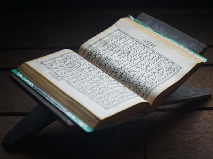 «Αγνοείται ή παραβλέπεται ότι ο Μωάμεθ, σε αντίθεση προς τον Χριστό ή τον Βούδα, επέβαλε τη θρησκεία του με το σπαθί και τον τρόμο. Ηταν ο ίδιος πολεμιστής και απαιτούσε από τους άπιστους υποταγή για να μην τους σφάξει.»