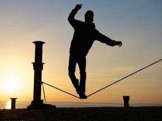 Αυτό το "μή γίγνεσθαι", αυτό το συνεχώς μετακυλιόμενο για το μέλλον πλαίσιο λύσης ή συμφωνίας, αποτελεί το σύγχρονο καθεστώς στις διεθνείς σχέσεις μεταξύ αδυνάτων και ισχυρών, μεταξύ πιστωτών και οφειλετών.