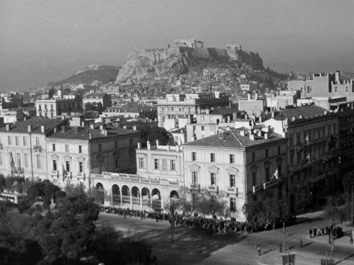Ο μεγάλος διανοητής, ο φιλόσοφος, ο άνθρωπος που έγραψε την ιστορία του Ευρωπαϊκού πνεύματος, γύρισε με κοίταξε στα μάτια και μου απάντησε : «Ναι, του έδωσα το χέρι για να του πάρω το μαχαίρι!»...